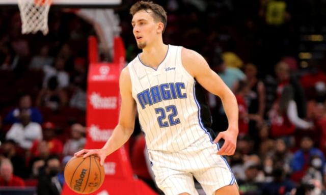 其中扮演着 其中扮演着